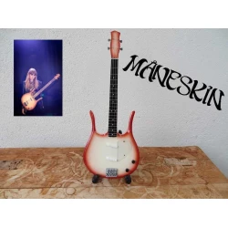 Basgitaar Danelectro Longhorn Bass Victoria De Angelis van Måneskin