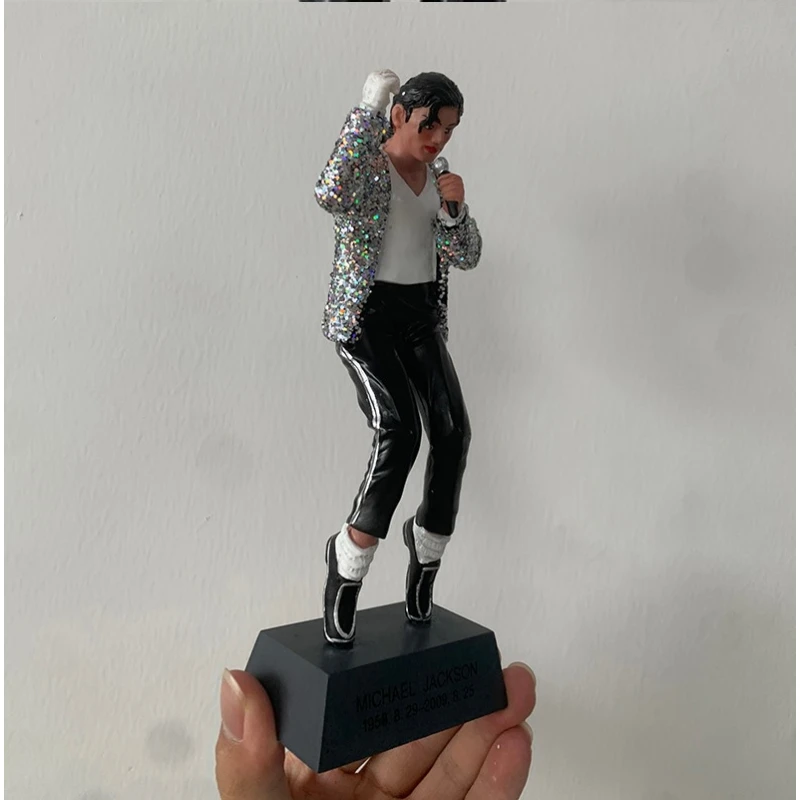 Figurine rock Michael Jackson (moulée en résine) avec base lestée