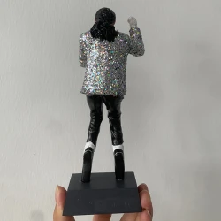 Figurine rock Michael Jackson (moulée en résine) avec base lestée