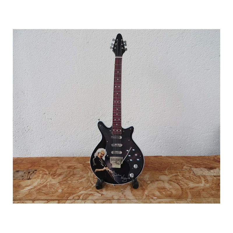 Gitaar van Brian May  - QUEEN -  tribute signed